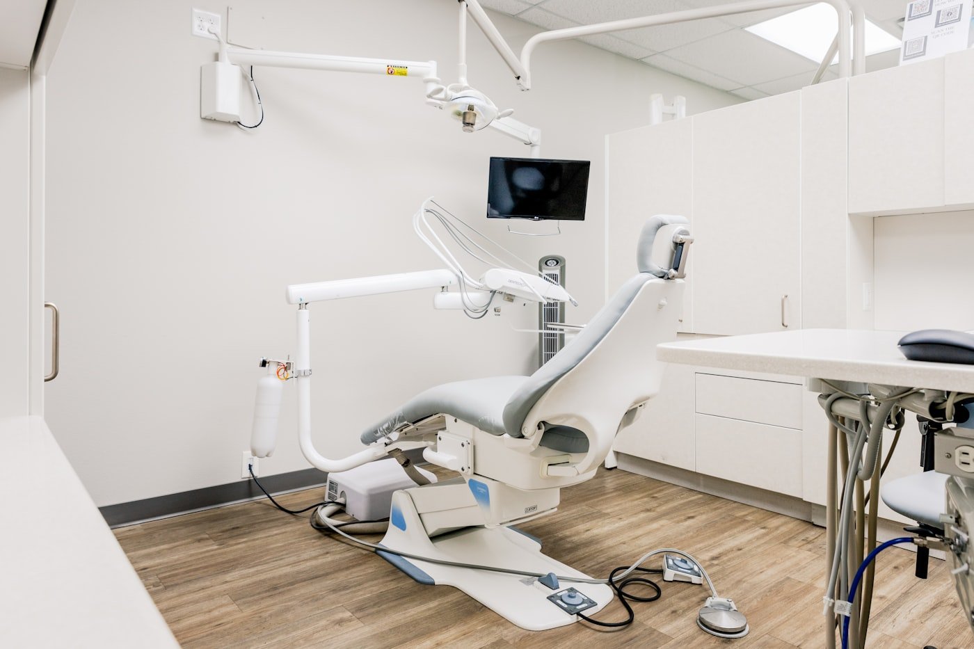 A dental chair and equipment in a modern treatment room